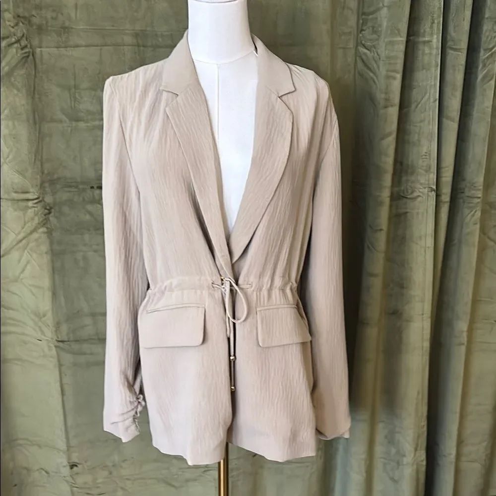 Halston drawstring beige lightweight blazer, M